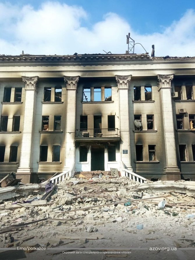 Nuotr iš „Azov“ pulko paskyros „Telegram“/Subombarduotas Mariupolio dramos teatras
