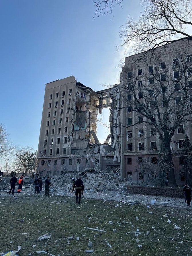 Valstybinės gelbėjimo tarnybos nuotr./Mykolajive raketa sugriovė regiono administracijos pastatą