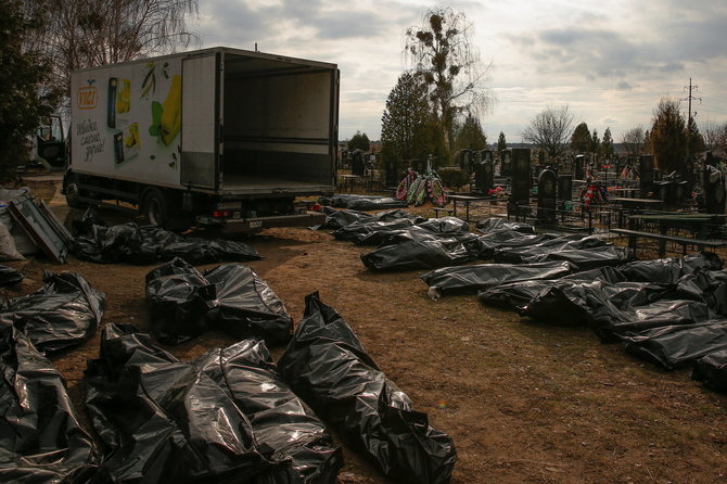„Vičiūnų grupės“ nuotr./„Viči“ prekės ženklais pažymėtas sunkvežimis Ukrainoje naudojamas žuvusiųjų kūnams gabenti