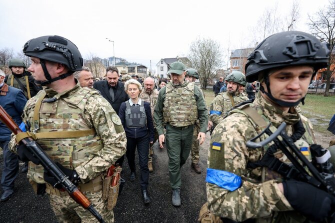 Ukrainos vyriausybės nuotr./Europos Komisijos pirmininkė Ursula von der Leyen, ES užsienio reikalų įgaliotinis Josepas Borrellis ir Slovakijos ministras pirmininkas Eduardas Hegeris lankėsi Bučoje, kur žuvo šimtai civilių gyventojų