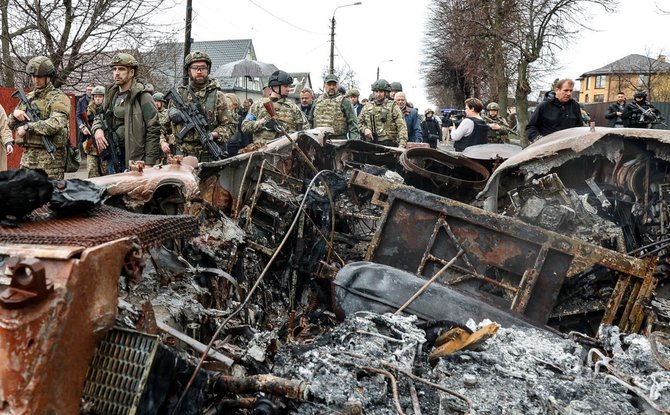 Ukrainos vyriausybės nuotr./Europos Komisijos pirmininkė Ursula von der Leyen, ES užsienio reikalų įgaliotinis Josepas Borrellis ir Slovakijos ministras pirmininkas Eduardas Hegeris lankėsi Bučoje, kur žuvo šimtai civilių gyventojų