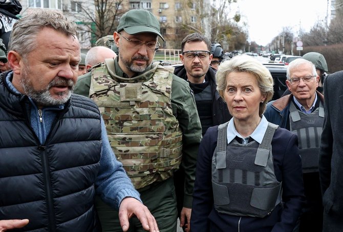 Ukrainos vyriausybės nuotr./Europos Komisijos pirmininkė Ursula von der Leyen, ES užsienio reikalų įgaliotinis Josepas Borrellis ir Slovakijos ministras pirmininkas Eduardas Hegeris lankėsi Bučoje, kur žuvo šimtai civilių gyventojų