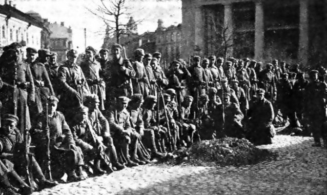 Wikimedia Commons nuotr./Lenkų kariai Vilniaus Rotušės aikštėje 1920 metais