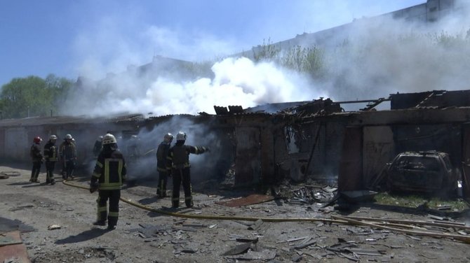 Ukrainos valstybinės nepaprastųjų situacijų tarnybos nuotr./Bėgantys iš okupacijos žmonės rizikuoja būti apšaudyti.