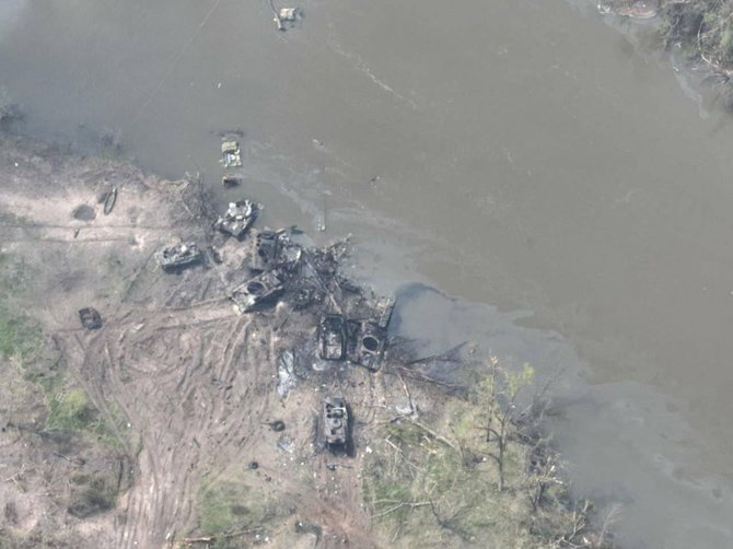 Ukrainos kariuomenės nuotr./ Sunaikinta Rusijos karinė technika, kuri bandė persikelti per Doneco upę