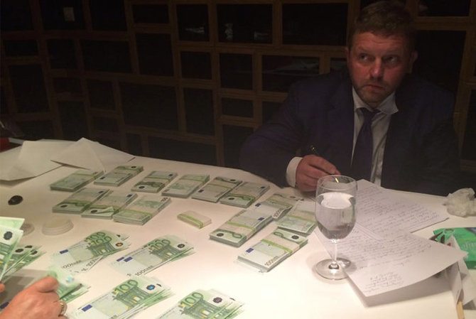 Rusijos teisėsaugos nuotr./Nikita Belych su Jurijaus Sudheimerio paduotais pinigais 