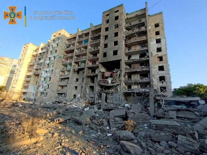 Ukrainos valstybinės nepaprastųjų situacijų tarnybos nuotr./Daugiabučio griuvėsiai Odesos srityje po raketos smūgio
