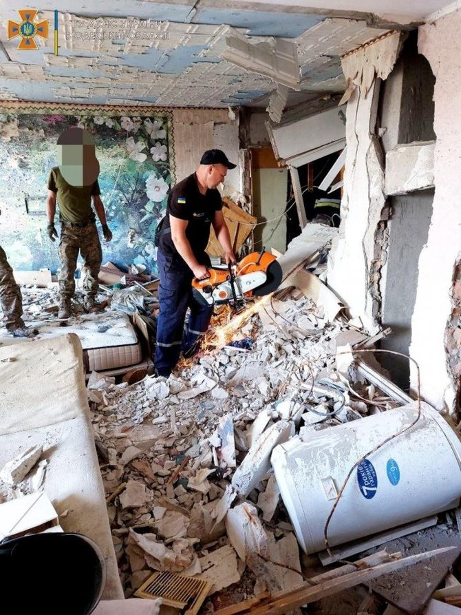 Ukrainos valstybinės nepaprastųjų situacijų tarnybos nuotr./Daugiabučio griuvėsiai Odesos srityje po raketos smūgio