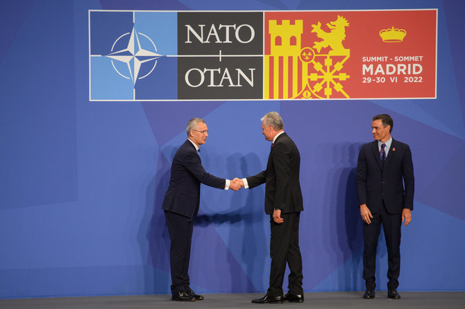 Prezidento kanceliarijos/Roberto Dačkaus nuotr./Gitanas Nausėda NATO viršūnių susitikime Madride sveikinasi su NATO generaliniu sekretoriumi Jensu Stoltenbergu