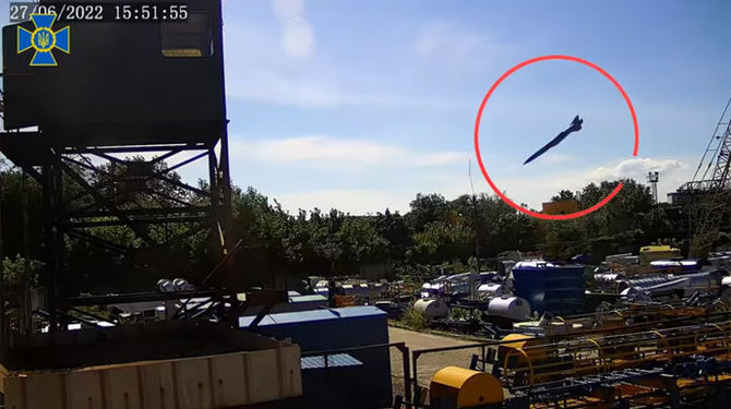 Stop kadras iš video/Raketa skrieja į prekybos centrą Kremenčuke