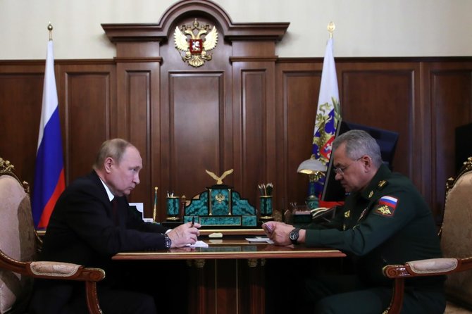 Rusijos prezidento kanceliarijos nuotr./Vladimiras Putinas ir Sergejus Šoigu