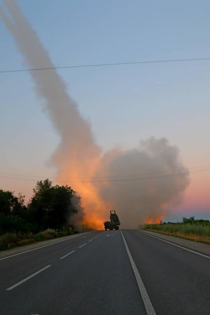 Ukrainos kariuomenės nuotr./Ukrainos kariuomenė Zaporižios srityje jau naudoja JAV raketines sistemas „Himars“