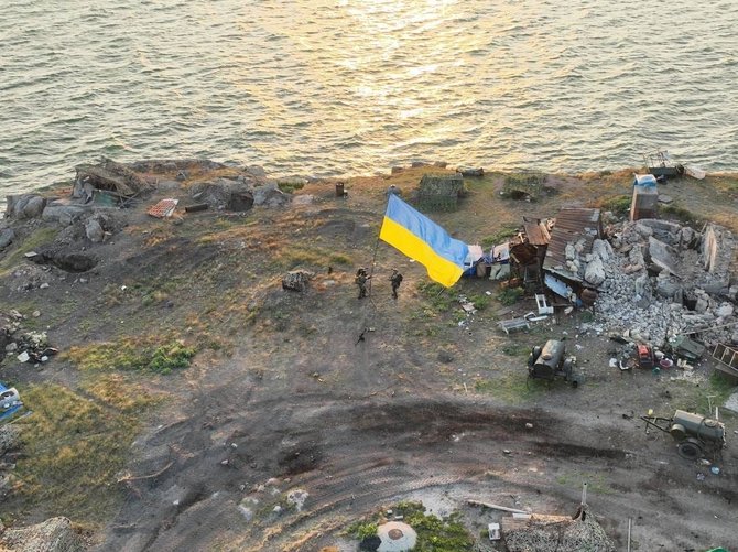 Ukrainos kariuomenės nuotr./Ukrainos vėliava vėl plevėsuoja Gyvačių saloje