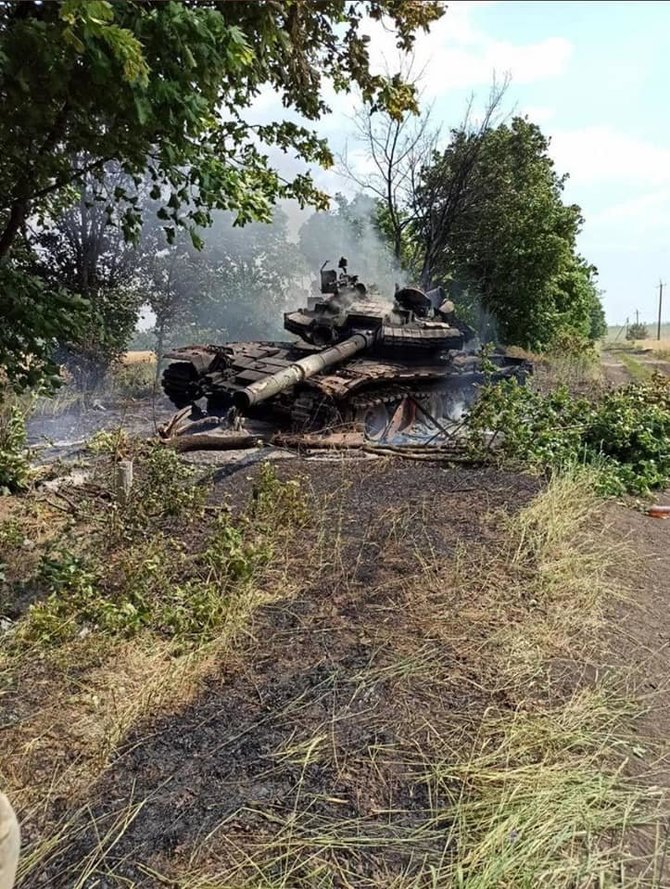 Ukrainos kariuomenės nuotr./Sunaikintas Rusijos kariuomenės tankas