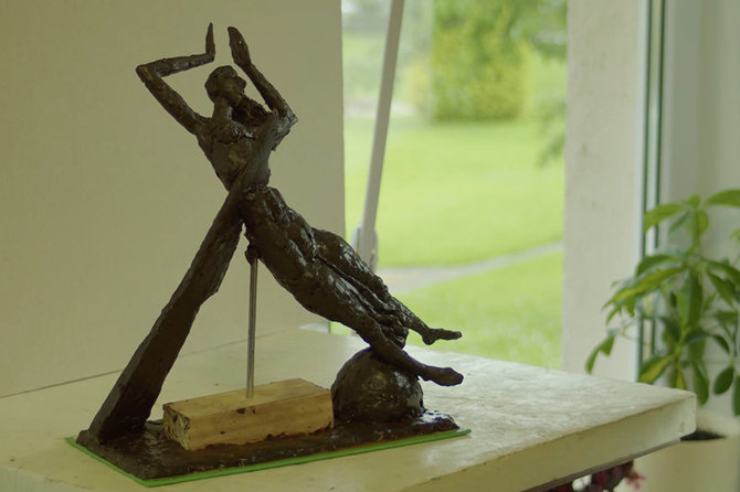Kadras iš bendra.lt vaizdo pasakojimo/J.Raupelytės-Balkevičienės sukurtoje skulptūroje „Gavaičiui ramybę“ vaizduojamas kenčiantis ežeras. 