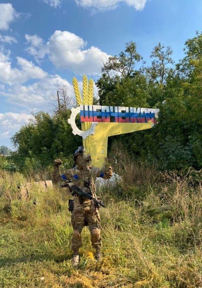 Nuotr. iš socialinių tinklų/Ukrainos karys prie Ševčenkovės gyvenvietės ženklo
