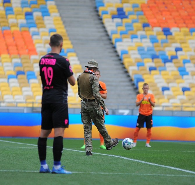 Pavel Posochov's photo/During the first match of the Ukrainian football championship, the ball was kicked for the first symbolic time by a soldier who defended 