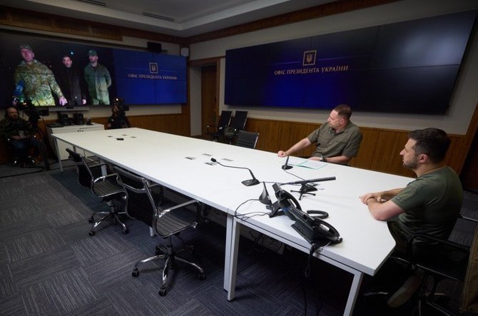 Ukrainos kariuomenės nuotr./Volodymyras Zelenskis ir Andrijus Jermakas stebi apsikeitimą belaisviais