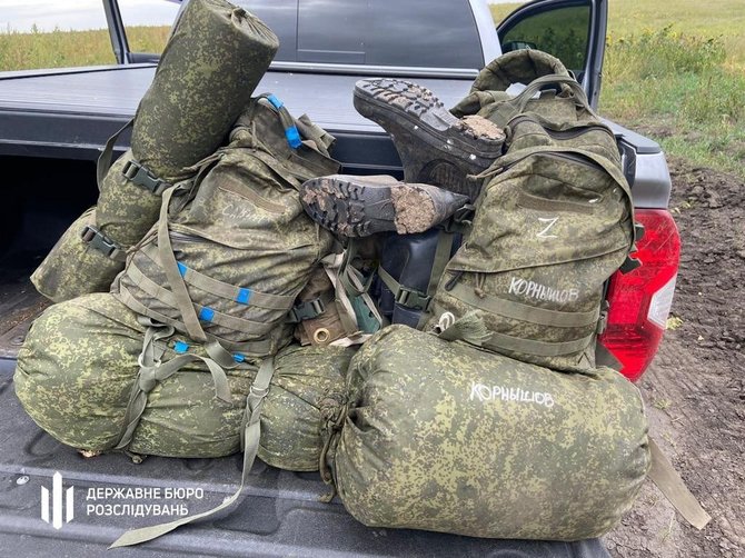Ukrainos valstybinio tyrimų biuro nuotr./Ukrainos Balaklijos mieste rastas pabėgusių rusų okupantų paliktas ginklų ir šaudmenų arsenalas