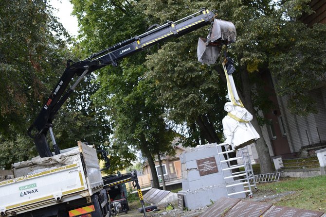 Kaišiadorių rajono savivaldybės nuotr./Nukeliama sovietinio kario skulptūra