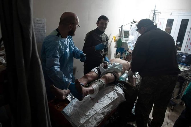 Ukrainos kariuomenės nuotr./Ukrainos karo medikai gelbėja sužeistus karius
