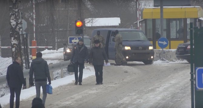 Estijos saugumo policijos nuotr./Apsikeitimas šnipais: Artiomas Zinčenka (nuotraukoje dešinėje, su mėlynu portfeliu) perduodamas Rusijai, o Raivo Susi perduodamas Estijai