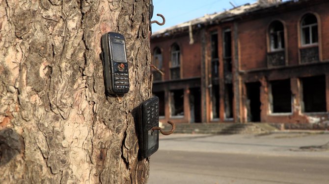 Serhijaus Kazaniuko nuotr./Kozača Lopanės miestelyje prie medžio prikalti iš ukrainiečių atimti telefonai