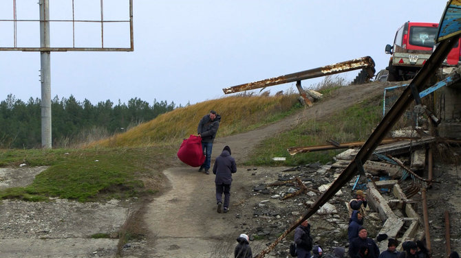 Serhijaus Kazaniuko nuotr./Valtimis tenka gabenti ir žmones, ir daiktus