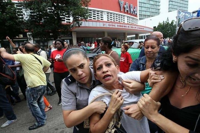 Carloso Cruzo nuotr./Kuboje per mitingus buvo masiškai suiminėjami žmonės