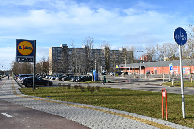 Vitos Jurevičienės/„Vakarų ekspresas“ nuotr./„Lidl“ prekybos centras skelbia, kad įrengė stovėjimo aikštelę aplinkinių namų gyventojams, tačiau neskelbia, kad tai padarė už miesto biudžeto pinigus.