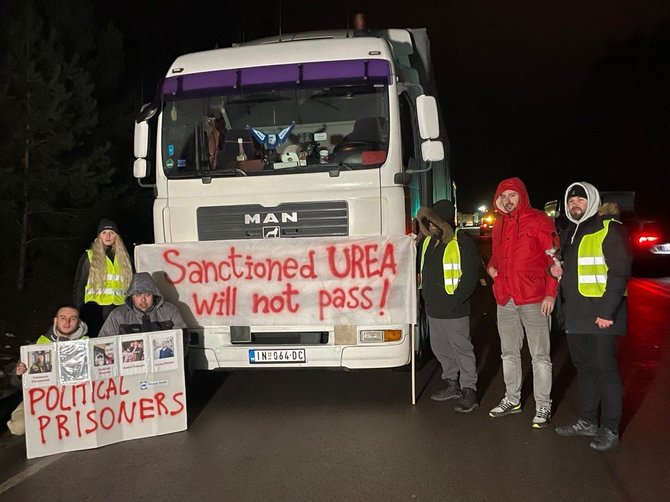 Nuotr. iš „Raboči Ruch“ telegram kanalo/Sunkvežimio su „Grodno Azot“ produktais blokavimas Lietuvos ir Baltarusijos pasienyje. 2023 m. vasario 14 d.