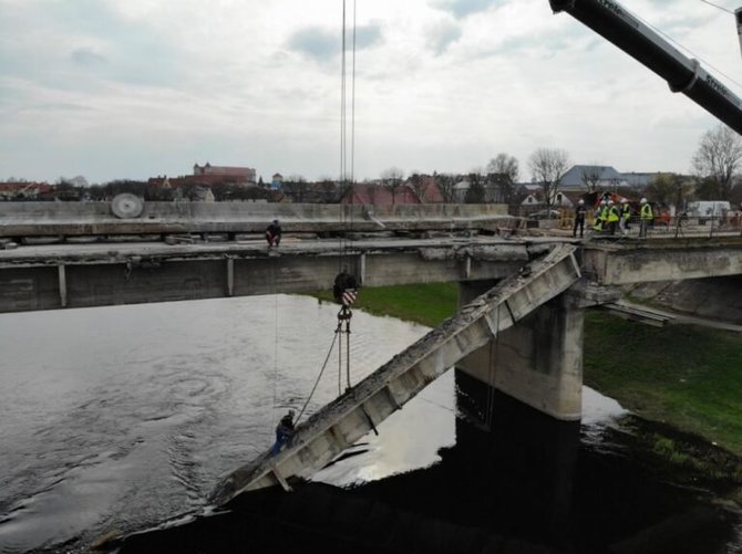 Dimitrijaus Kuprijanovo ir Martyno Cironkos/„Rinkos aikštė“ nuotr./Trečiadienio rytą ant tilto prasidėjo realūs sijų nukėlimo darbai. Iš pradžių buvo pašalintas kliuvinys – sveika tilto sija, kuri trukdytų iškelti į upę įkritusią siją.