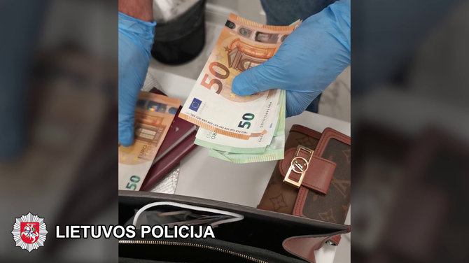 Policijos departamento nuotr./Per kratas rasti neapskaityti pinigai