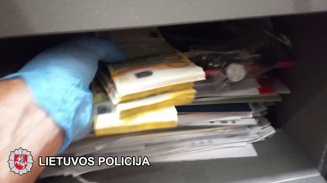 Policijos departamento nuotr./Per kratas rasti neapskaityti pinigai