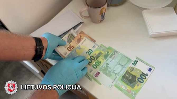 Policijos departamento nuotr./Per kratas rasti neapskaityti pinigai