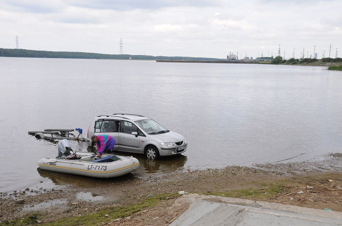 „Vakarų ekspreso“ archyvo nuotr./Kai nėra marinos, nėra slipo, valteles į vandenį žmonės nusileidžia kas kaip gali.