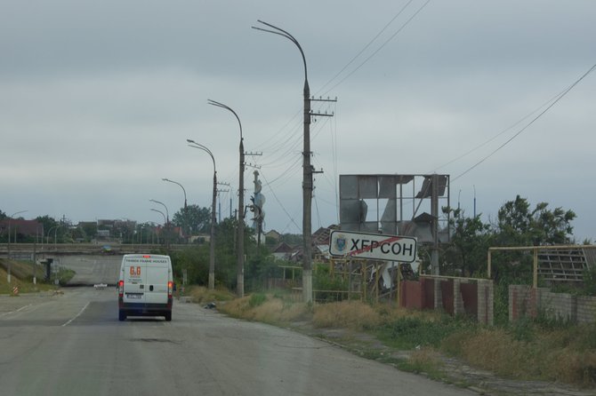 Gintauto Švedo nuotr./Mūsų autobusiukas įvažiuoja į Chersoną