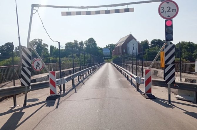 Dimitrijaus Kuprijanovo („Rinkos aikštė“) nuotr./Sunkiasvoris automobilis bandė pravažiuoti tiltu, tačiau jam to padaryti nepavyko dėl specialių įrenginių. Eismo įvykio metu buvo apgadinti gabaritiniai vartai.