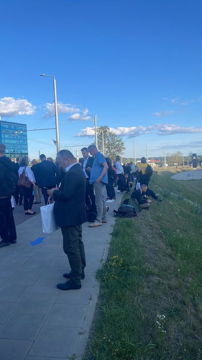 15min nuotr./Žurnalistai prie „Litexpo“ laukia autobusų