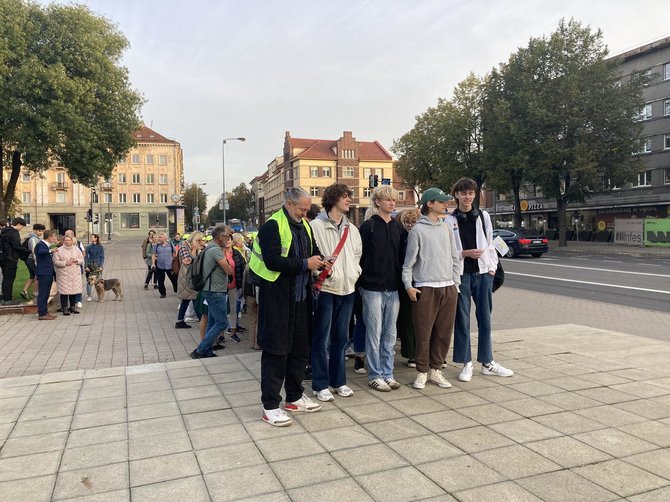 Aurelijos Jašinskienės / 15min.lt nuotr./Streikuojantys Klaipėdos mokytojai ir mokiniai rengiasi žygiui į Vilnių 