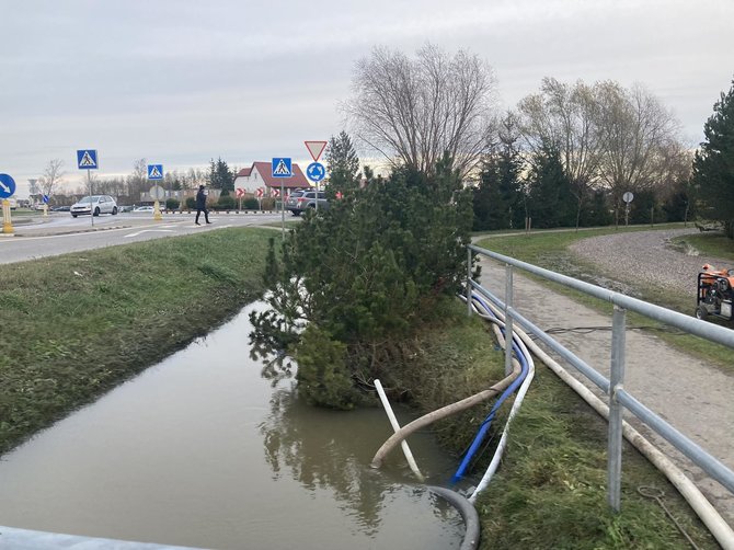 Aurelijos Jašinskienės / 15min.lt nuotr./Klaipėdos rajone, Slengiuose, siurbiamas pakilęs vanduo