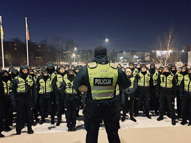 Policijos pareigūnai klausosi instruktažo