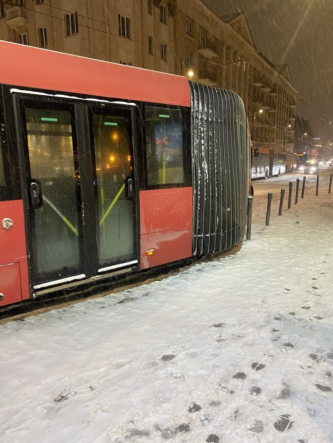 15min nuotr./Vilniaus centre, prie Kudirkos aikštės nuslydo autobusas