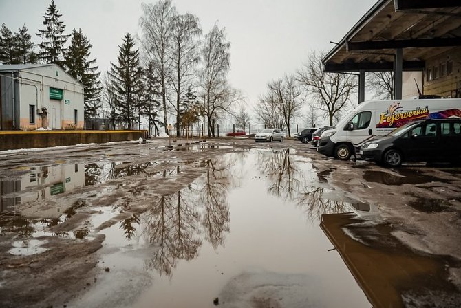 Živilės Večiorkutės/„Jūsų Panevėžys“ nuotr./Garsiųjų Panevėžio prekybos bazių aikštelė remonto gali nesulaukti