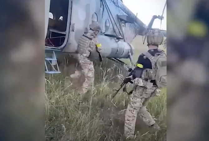 Stop kadras iš video/Į Ukrainą atskraidintas rusų sraigtasparnis