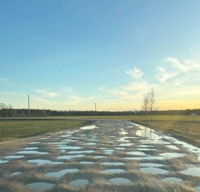 Dimitrijaus Kuprijanovo („Rinkos aikštė“) nuotr./Pastarosiomis dienomis gyventojai skundžiasi gatvele, kuri eina palei Angirių užtvanką. Ši gatvelė jungia kelius Gėluva–Jankūnai–Juodkaimiai ir Josvainiai–Pilsupiai–Krakės