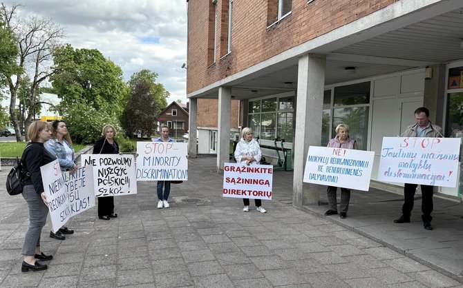 Gintaro Gimžausko nuotr./Debatų dalyvius Trakuose pasitiko protestuotojai