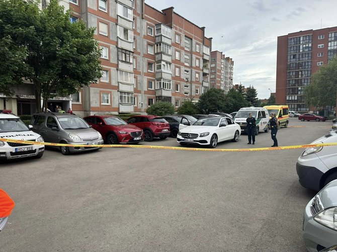 Česlovo Kavarzos nuotr./Nusikaltimo vietoje pareigūnai apsitvėrė baltą „Mercedes-Benz“ automobilį