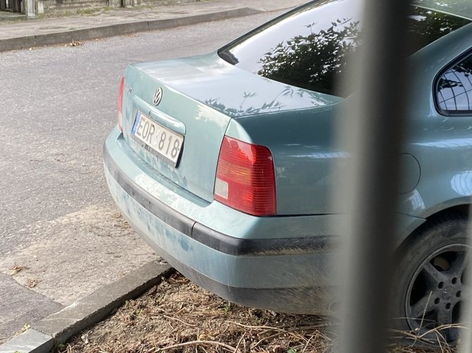 15min skaitytojo nuotr./Palangoje „Volkswagen Passat“ atsitrenkė į namo tvorą