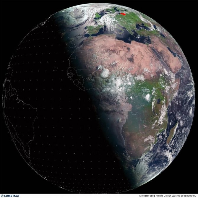 Eumetsat. Meteosat 0 degree Natural Colour Enhncd. Full disc high resolution. Nuotraukos viršuje raudonai pažymėta Lietuvos teritorija. Palydovinė nuotrauka užfiksuota 2024-06-21, 9 val. ryte (Lietuvos laiku).